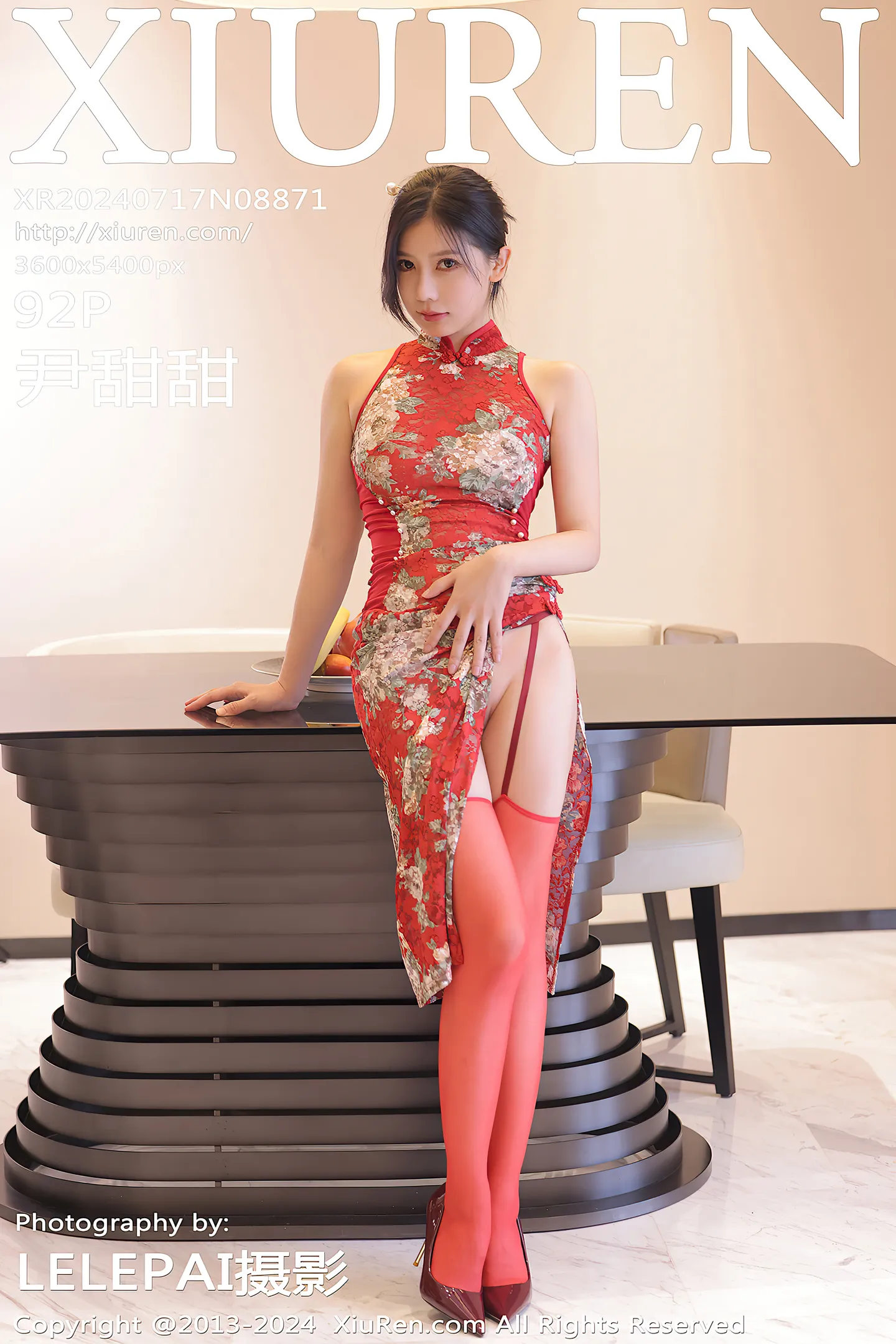 [XiuRen秀人网]VOL.8871 模特尹甜甜性感红色旗袍服饰配红丝吊袜半撩秀翘臀美腿诱惑写真92P-秀人网官方网站